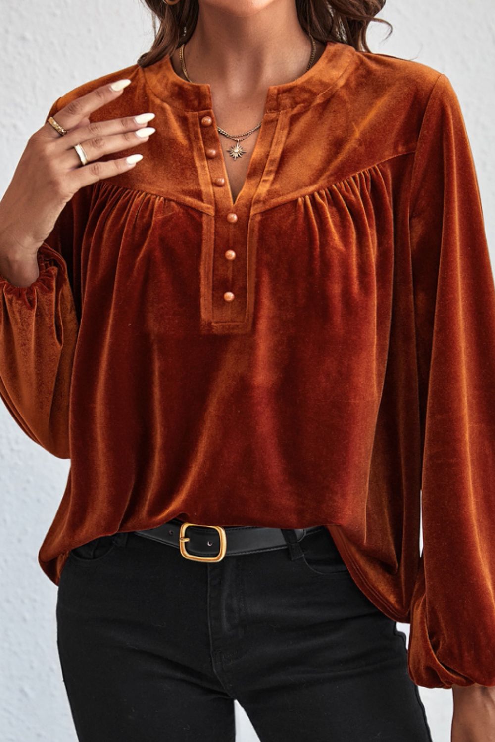 Blusa de terciopelo de manga larga con muescas