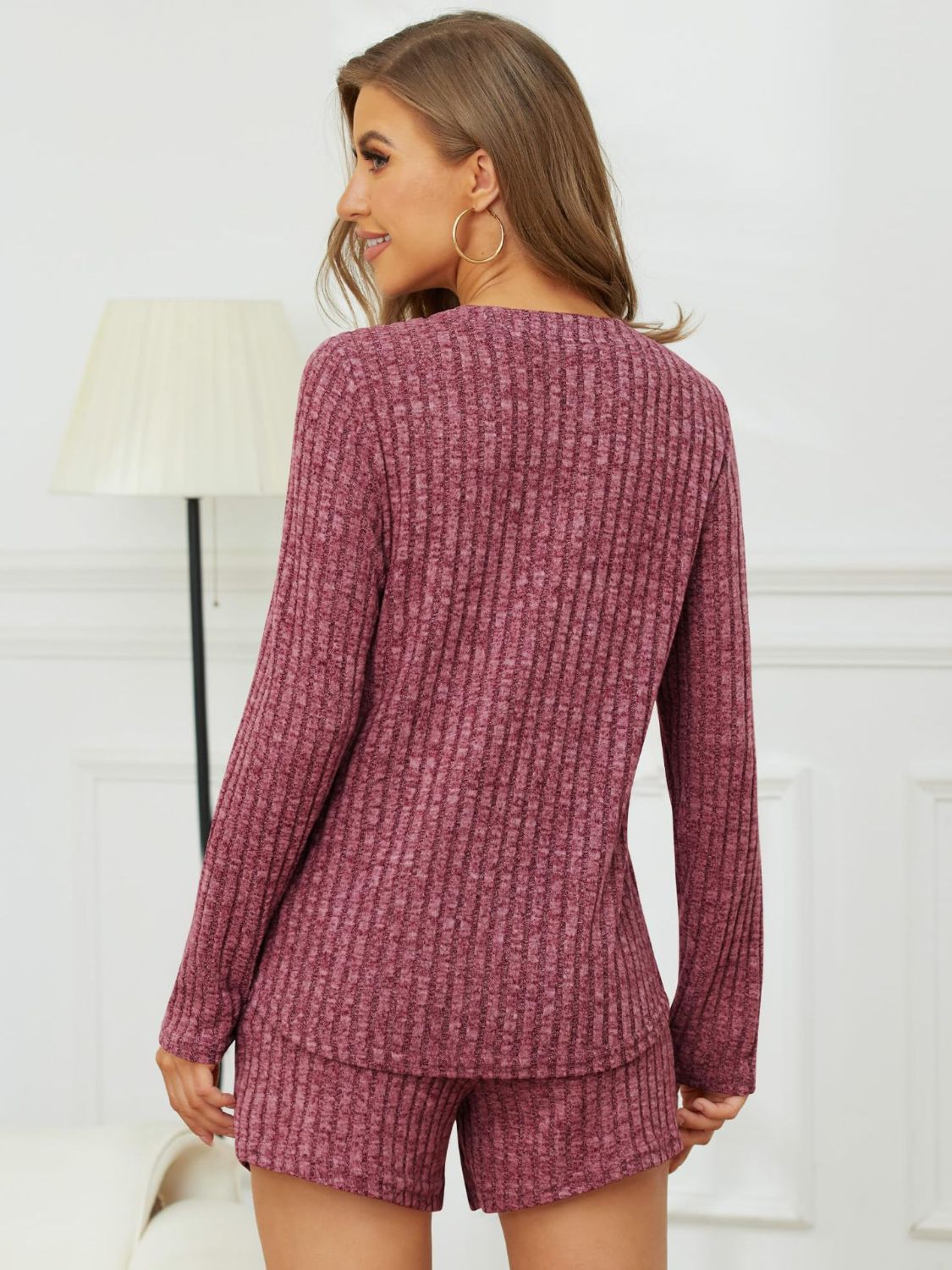Conjunto de top y pantalones cortos de cuello redondo acanalados