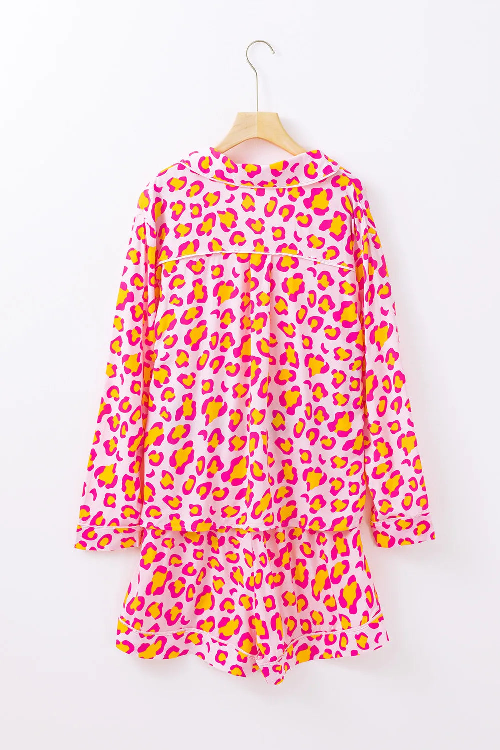 Conjunto de estar por casa con camiseta de manga larga y pantalones cortos con cuello de leopardo