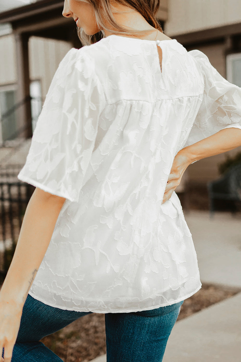 Blusa con cuello redondo y mangas abullonadas