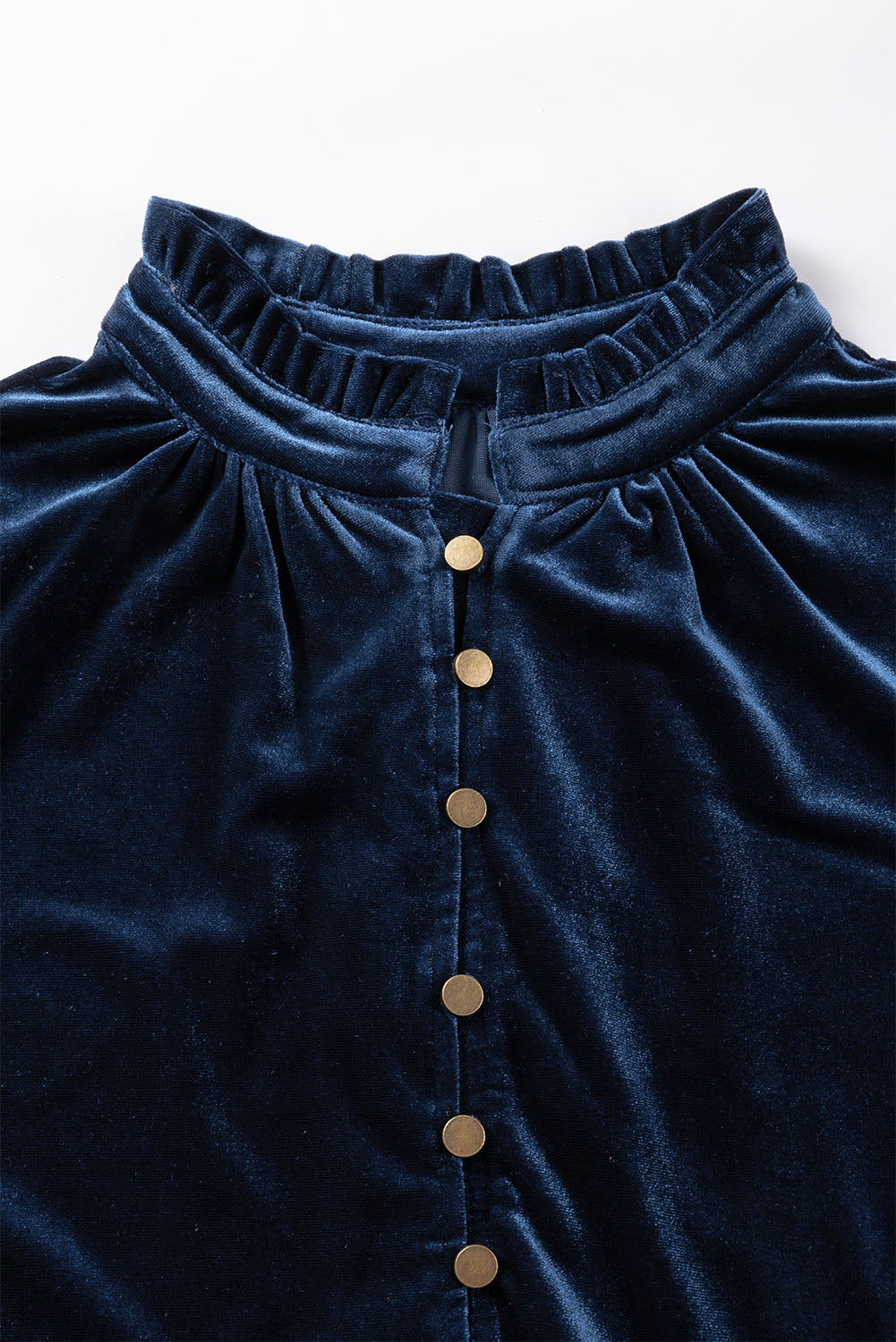Blusa de manga larga con cuello alto, medio botón y volantes