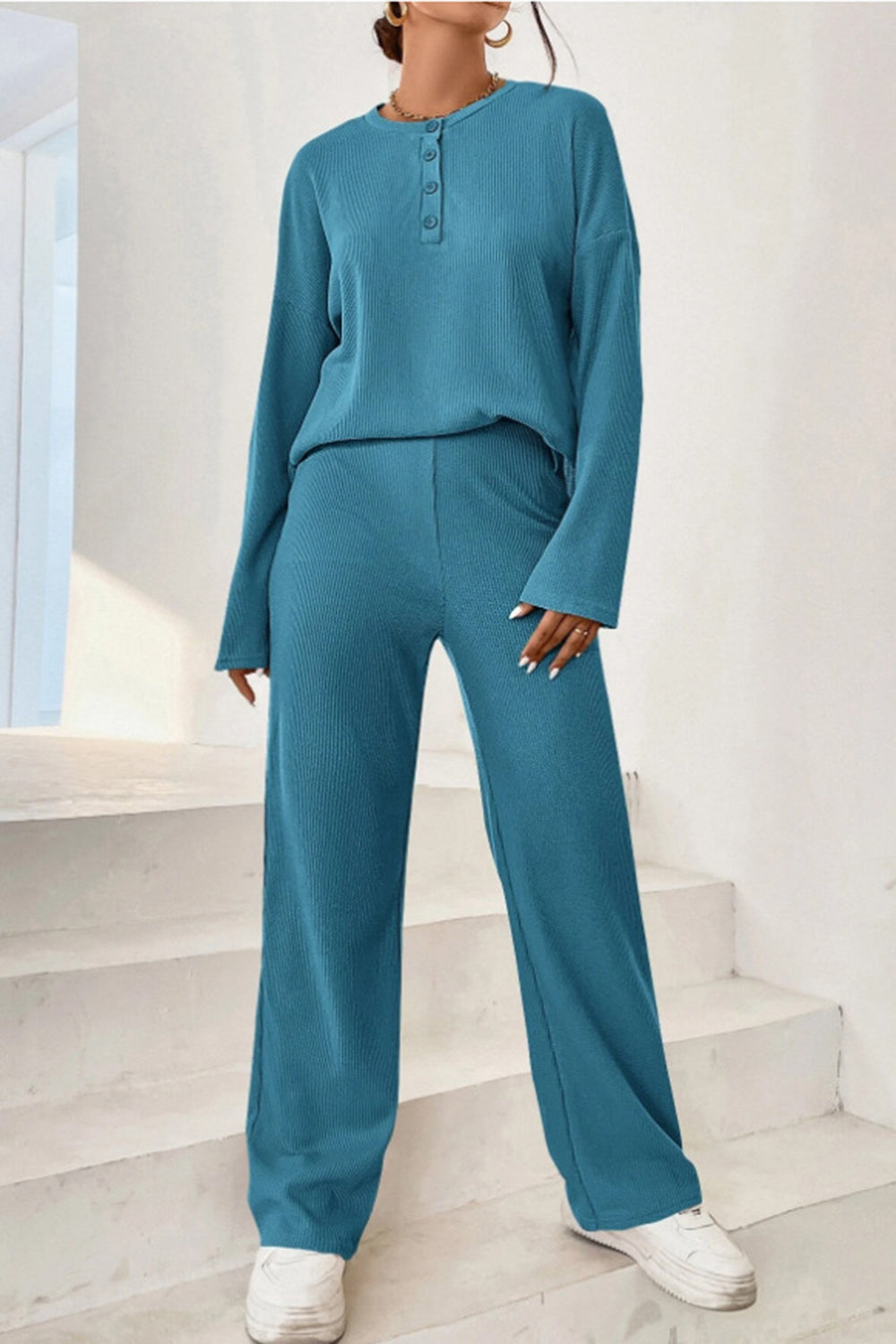 Conjunto de pantalón y top con medio botón acanalado