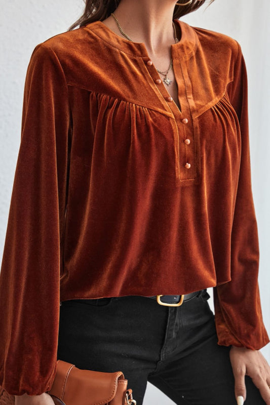 Blusa de terciopelo de manga larga con muescas