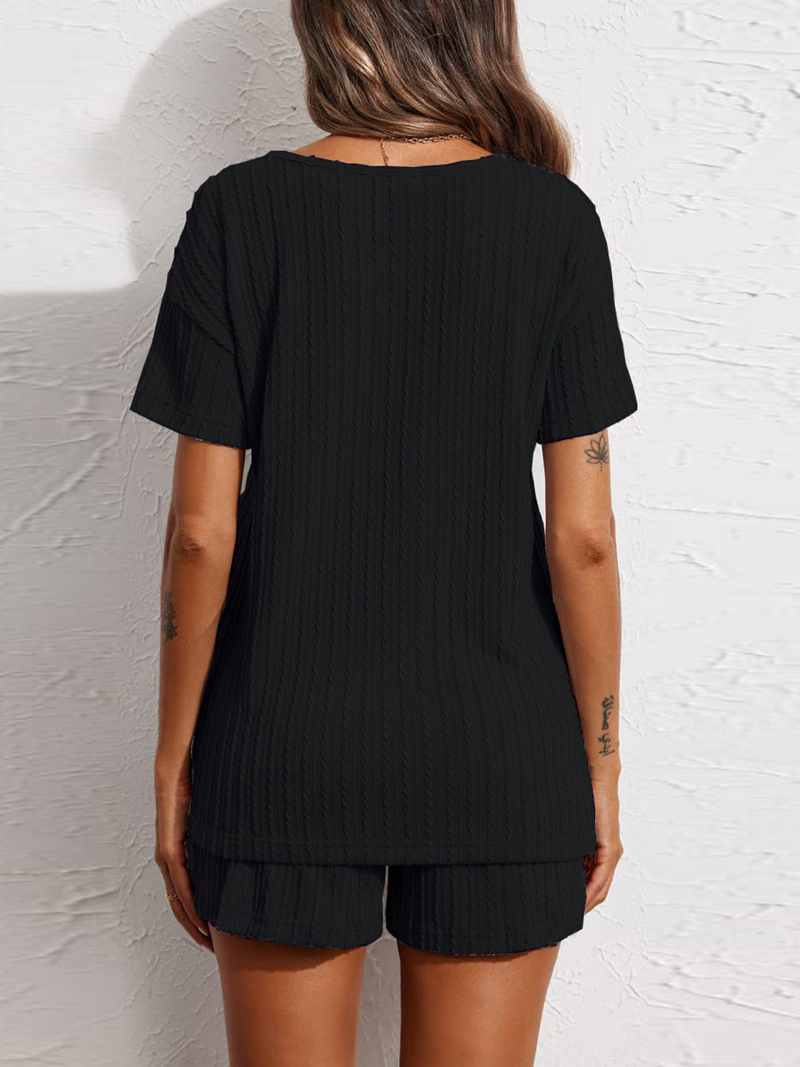 Conjunto de camiseta y pantalones cortos de manga corta con muescas