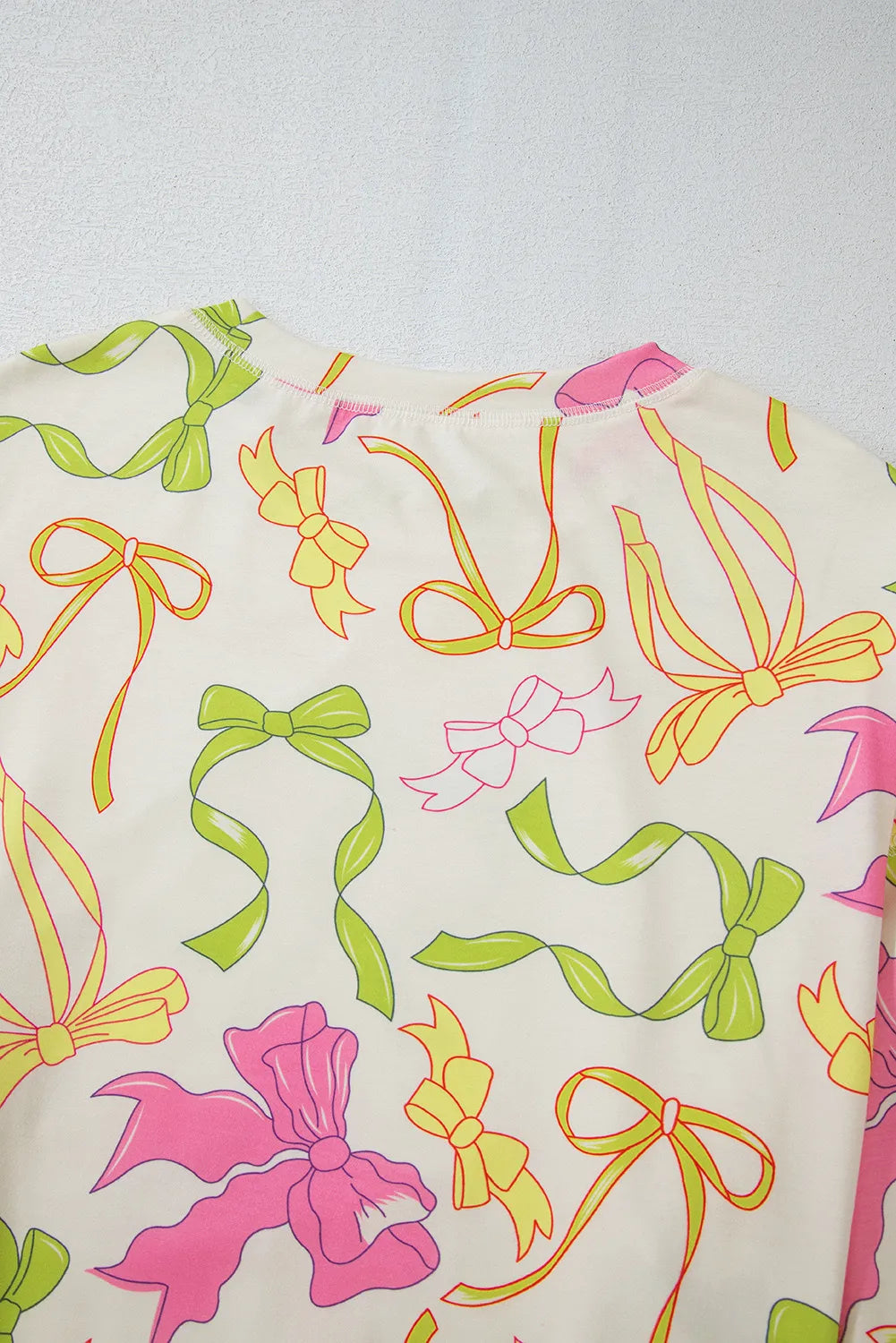 Conjunto de camiseta y pantalones cortos de manga larga con cuello redondo y estampado