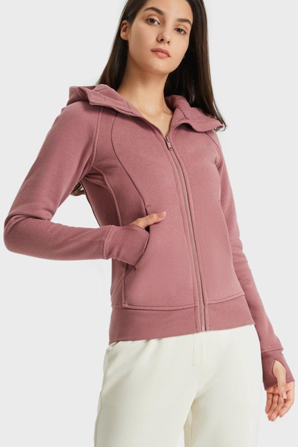 Chaqueta deportiva con capucha y detalle de costura y cremallera Millnia