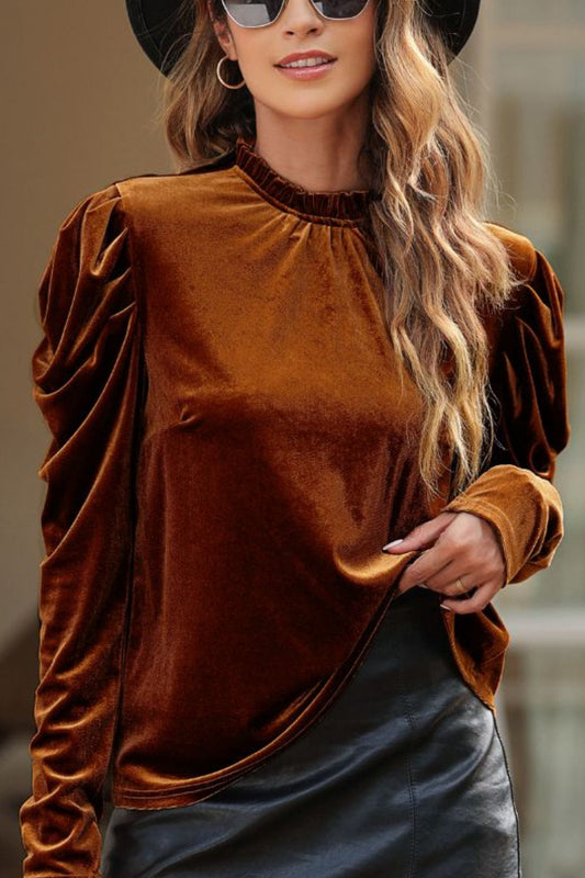 Blusa con cuello alto y mangas abullonadas y volantes