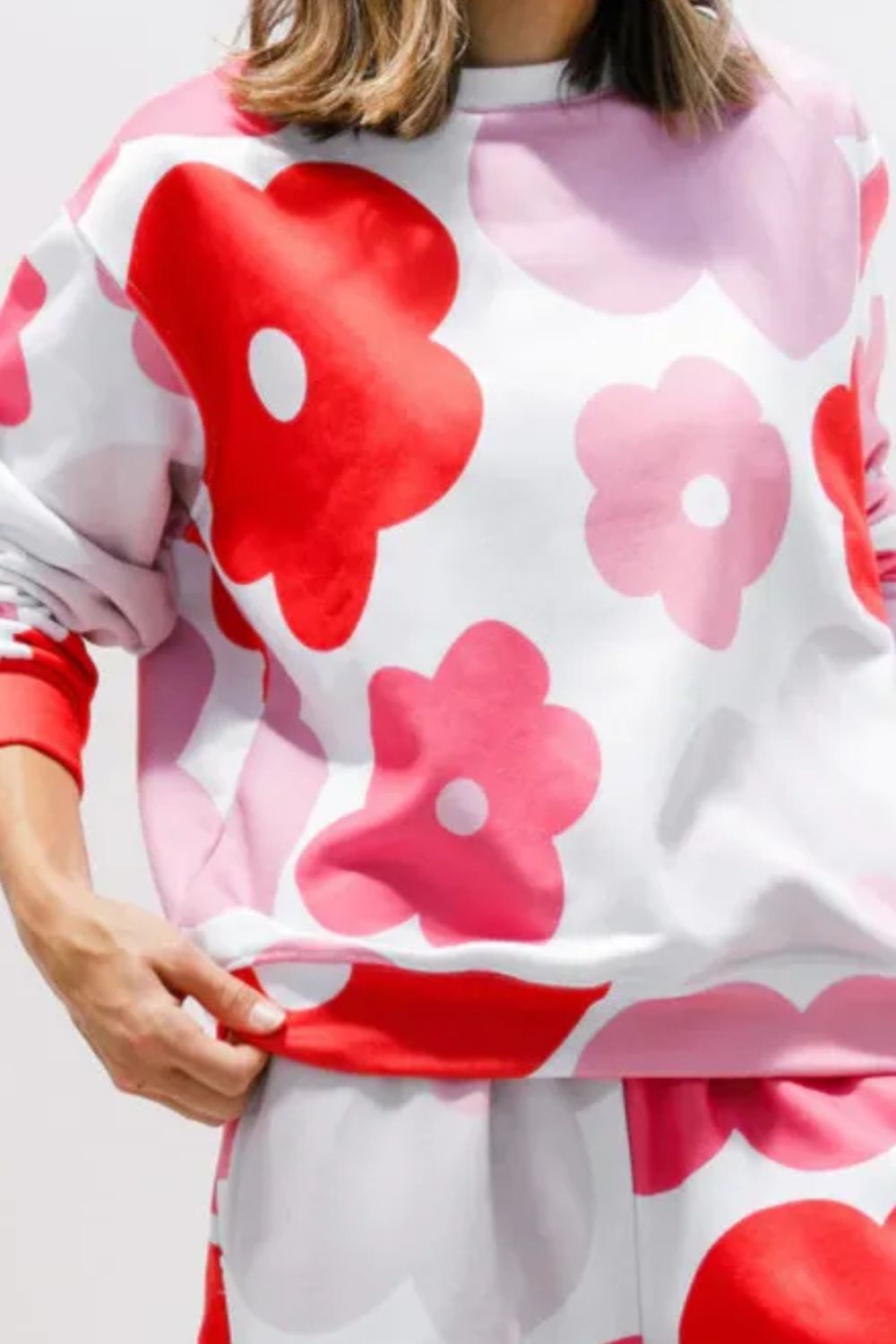 Conjunto de salón con blusa y pantalón de manga larga con cuello redondo y flores