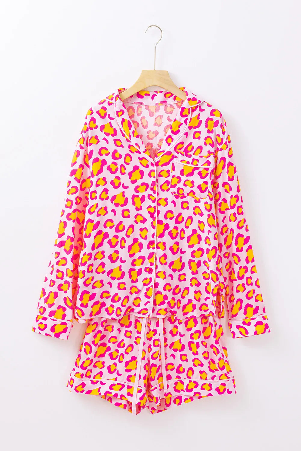 Conjunto de estar por casa con camiseta de manga larga y pantalones cortos con cuello de leopardo