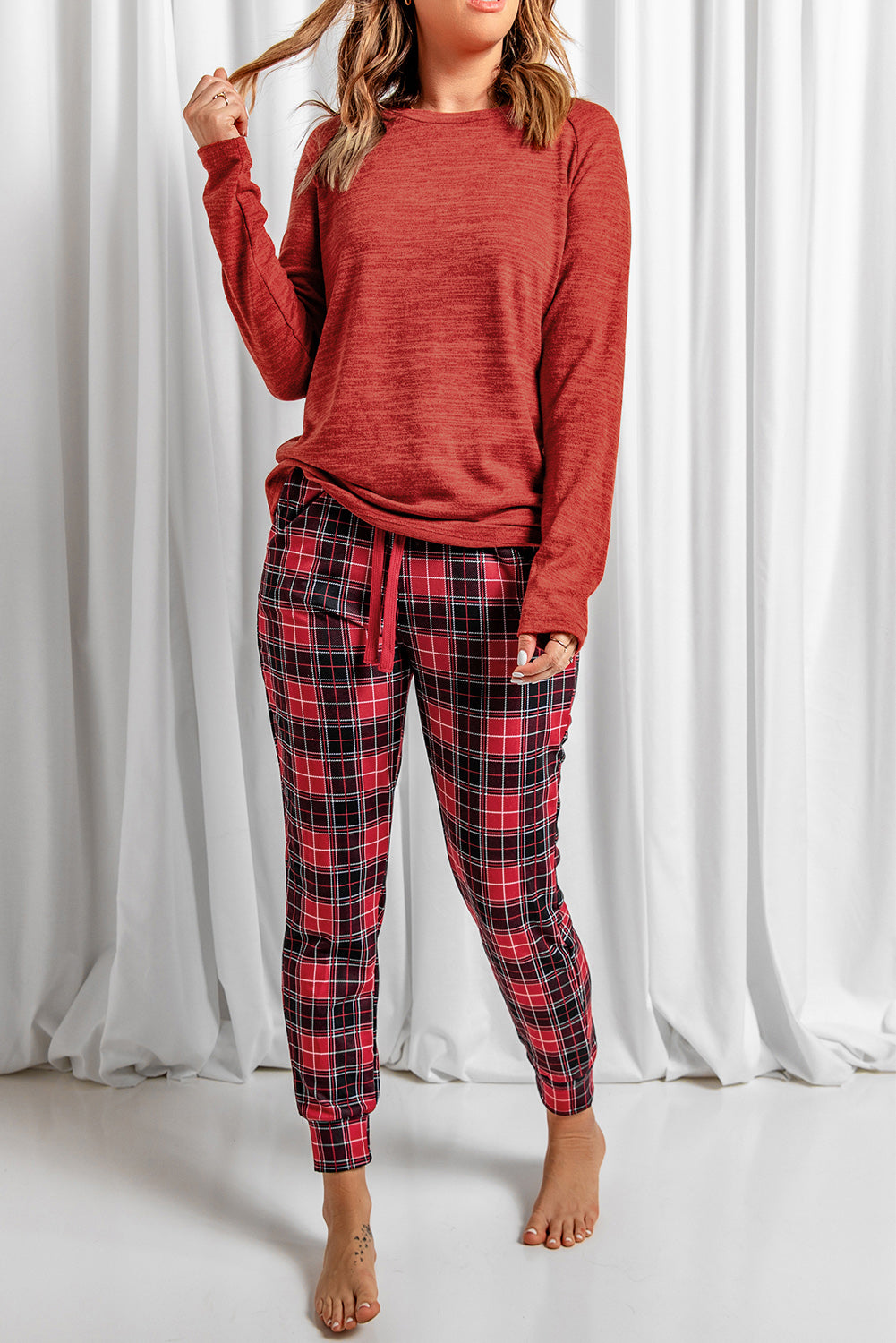 Conjunto de estar por casa con top de cuello redondo y pantalón a cuadros con cordón