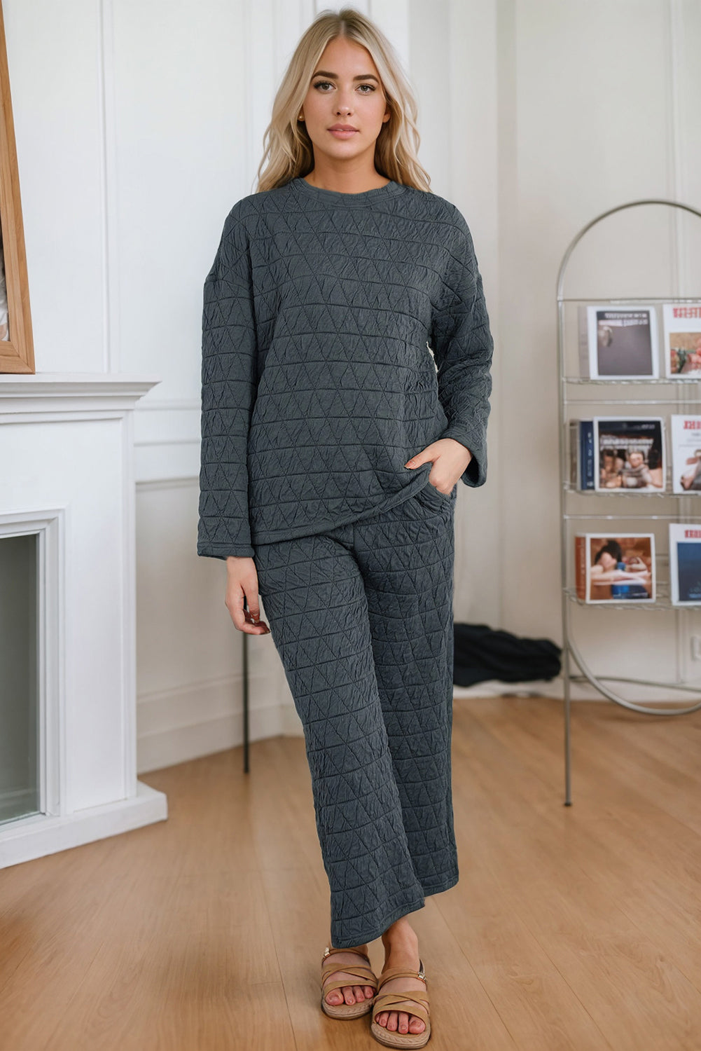 Conjunto de estar por casa con top de cuello redondo y pantalón con bolsillos