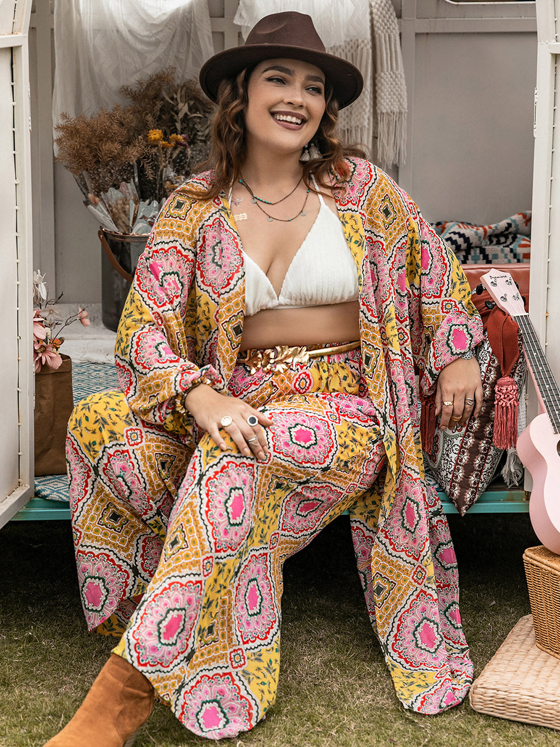 Conjunto de pantalón y bata con abertura frontal y estampado de talla grande