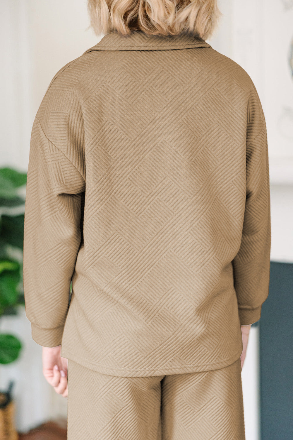 Conjunto de top con cuello texturizado y pantalones de pierna ancha