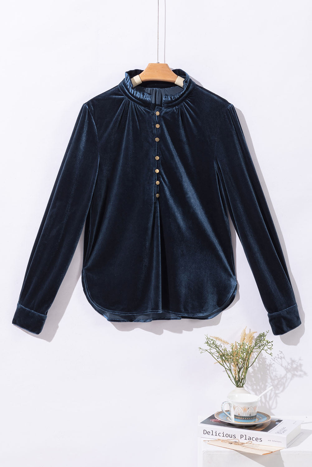 Blusa de manga larga con cuello alto, medio botón y volantes