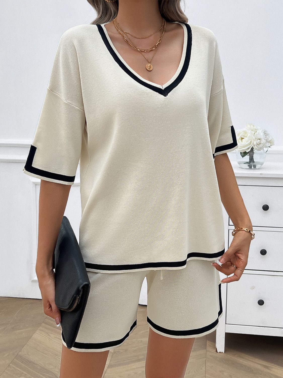 Conjunto de top y pantalones cortos con escote en V y ribete en contraste Devine