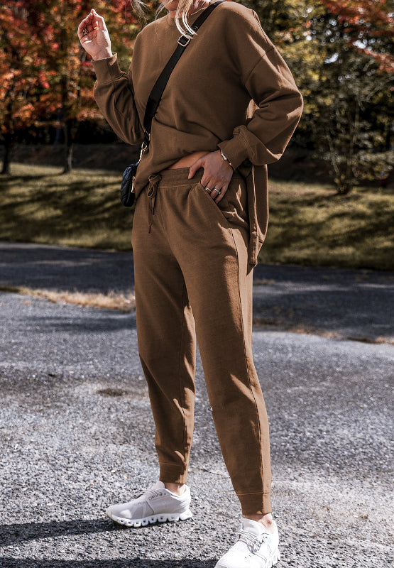 Conjunto de pantalón y top de manga larga con cuello redondo y abertura lateral