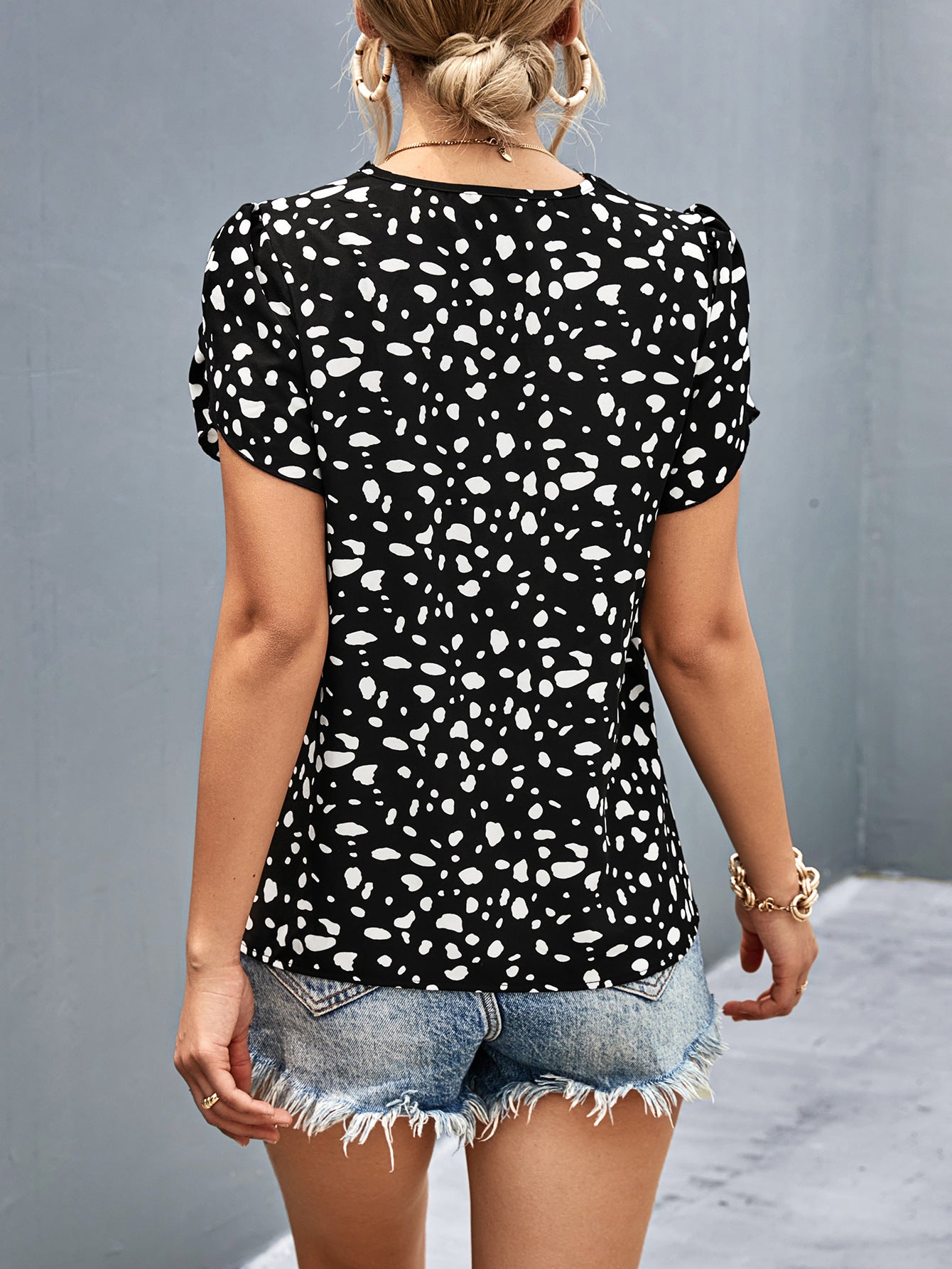 Blusa con escote en V y mangas pétalos con estampado animal