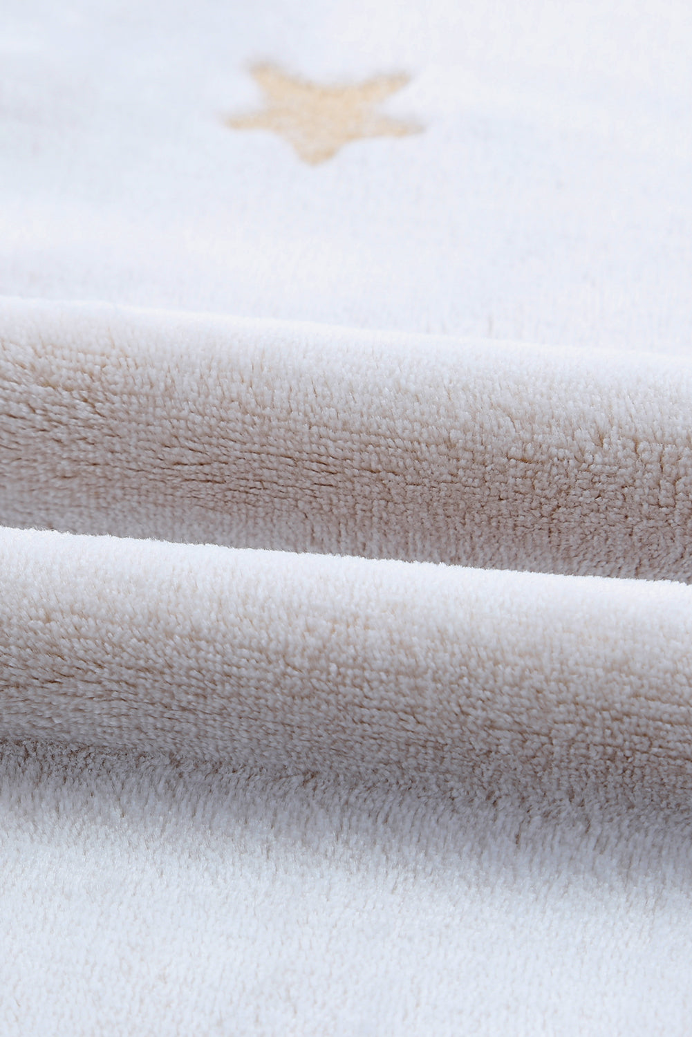 Conjunto de estar por casa con top y pantalones cortos con estampado de estrellas y hombros caídos y cuello redondo