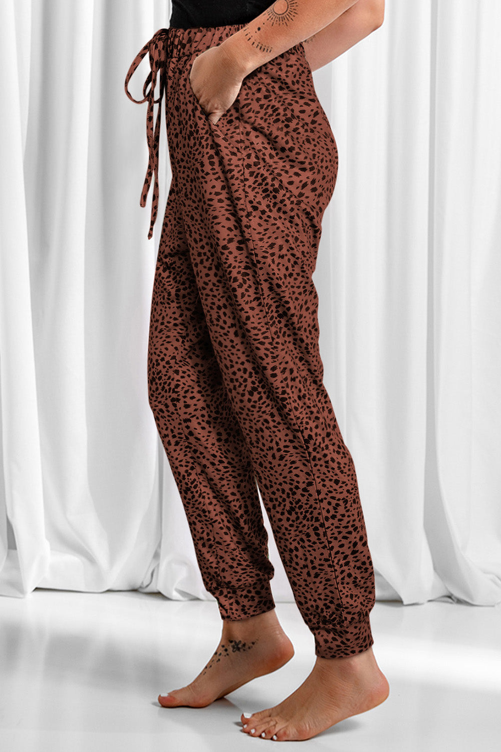 Pantalones con bolsillos y cordón de leopardo de tamaño completo