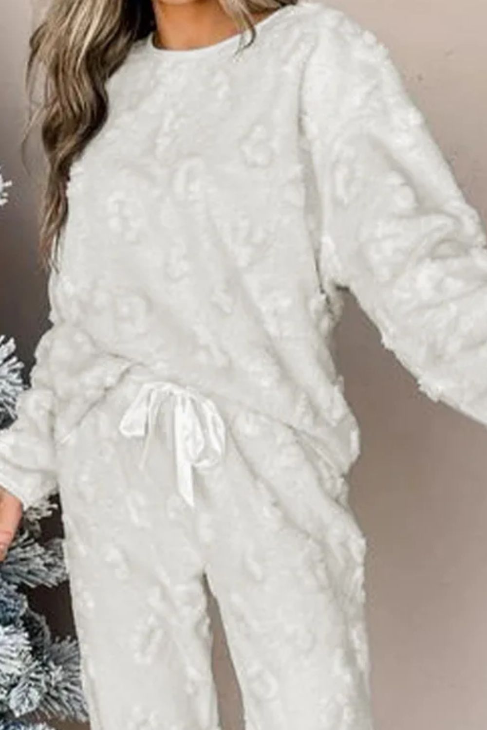 Conjunto de salón con pantalón y camiseta de manga larga y cuello redondo