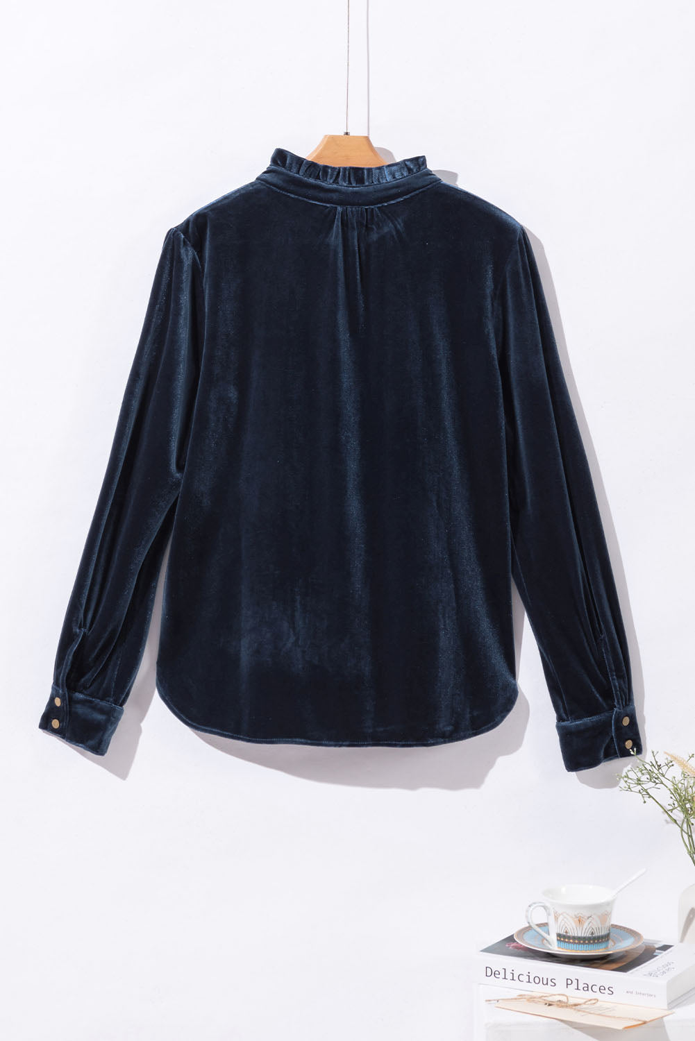 Blusa de manga larga con cuello alto, medio botón y volantes