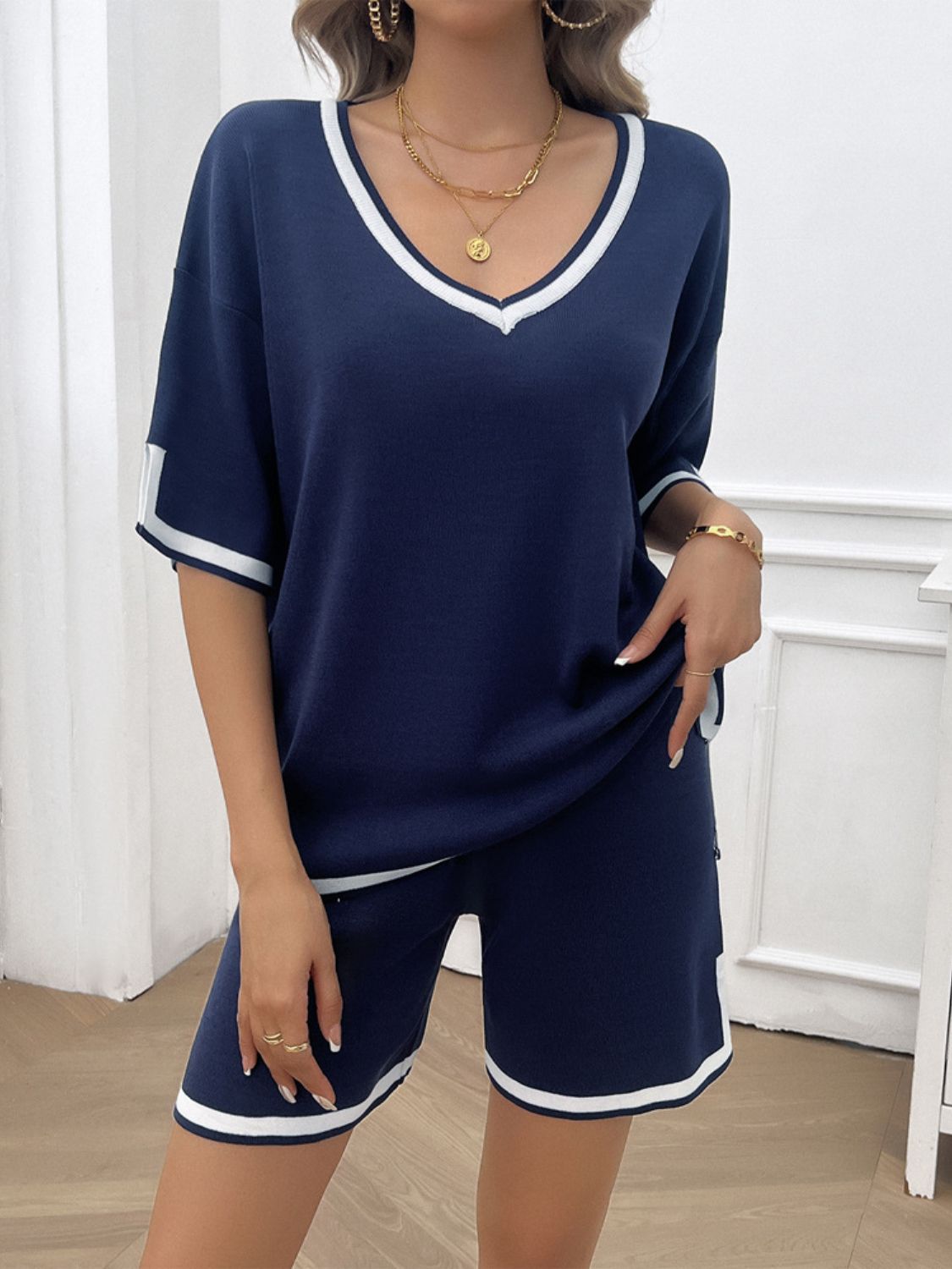 Conjunto de top y pantalones cortos con escote en V y ribete en contraste Devine