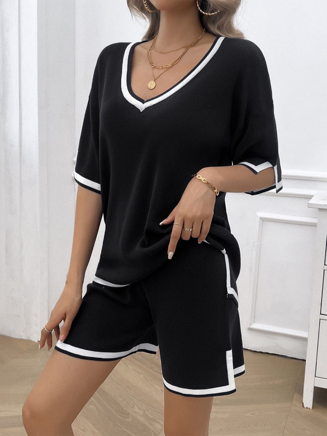 Conjunto de top y pantalones cortos con escote en V y ribete en contraste Devine
