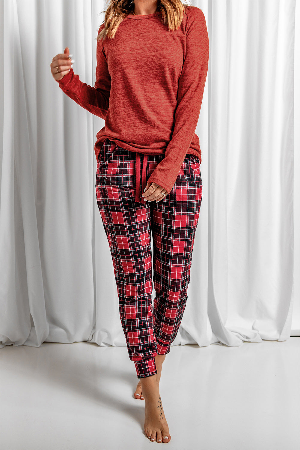 Conjunto de estar por casa con top de cuello redondo y pantalón a cuadros con cordón