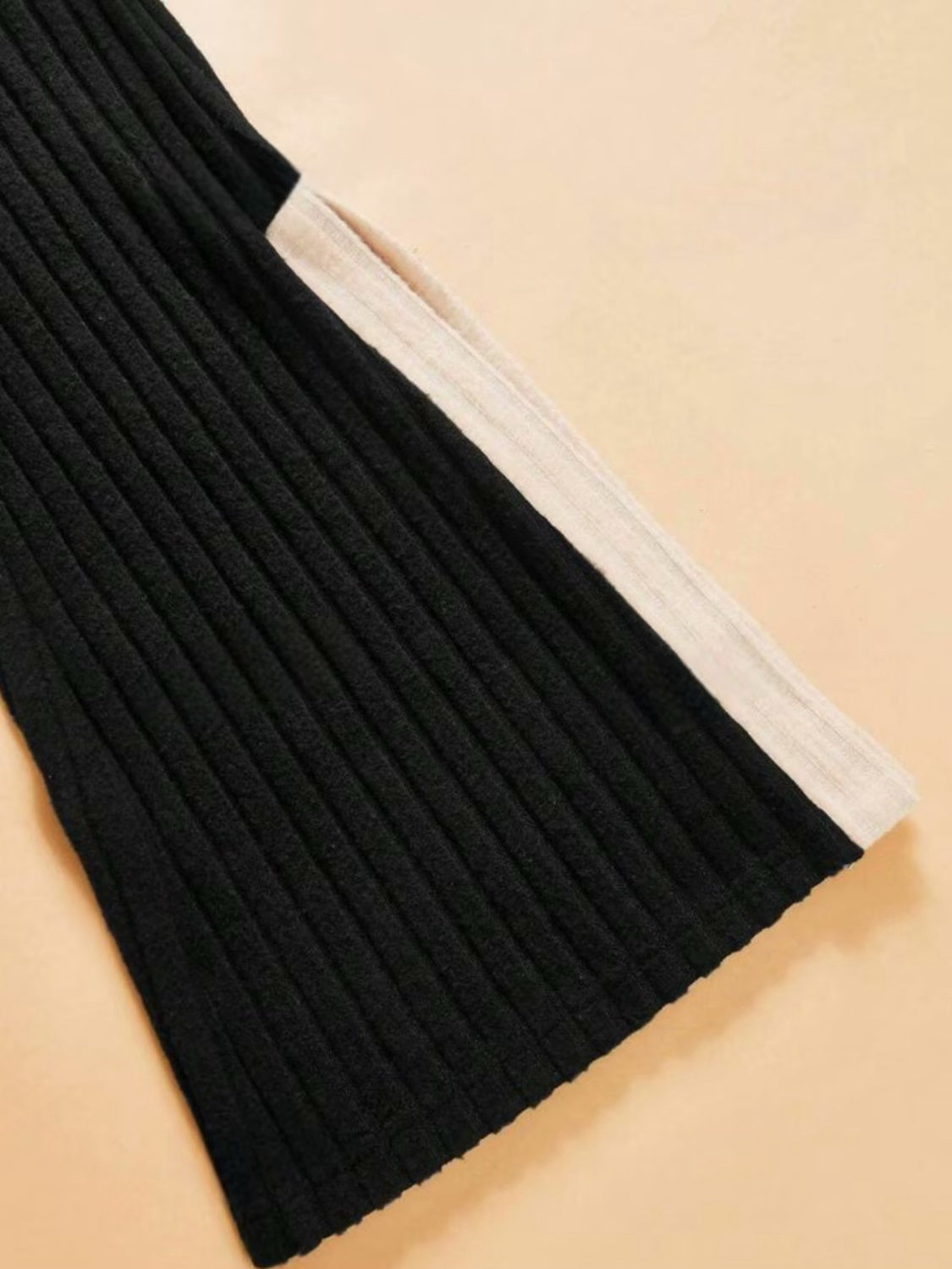 Conjunto de pantalón acampanado y top de manga larga con cuello redondo en contraste