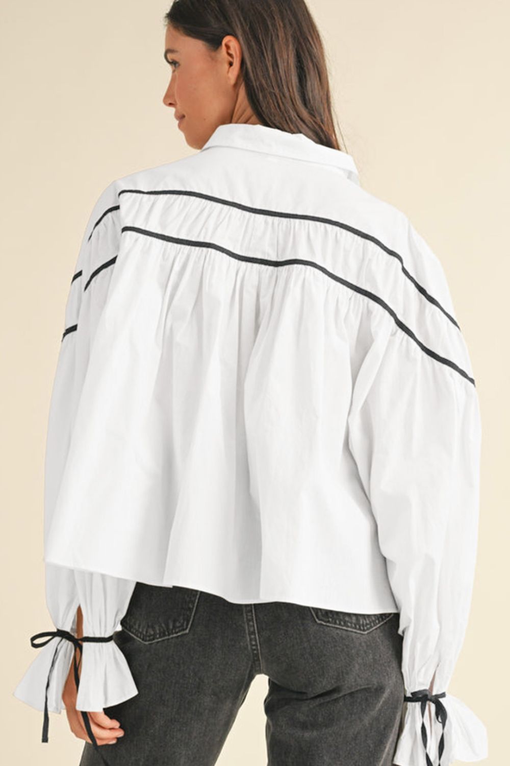 Camisa con cuello, mangas con volantes y lazo de cinta