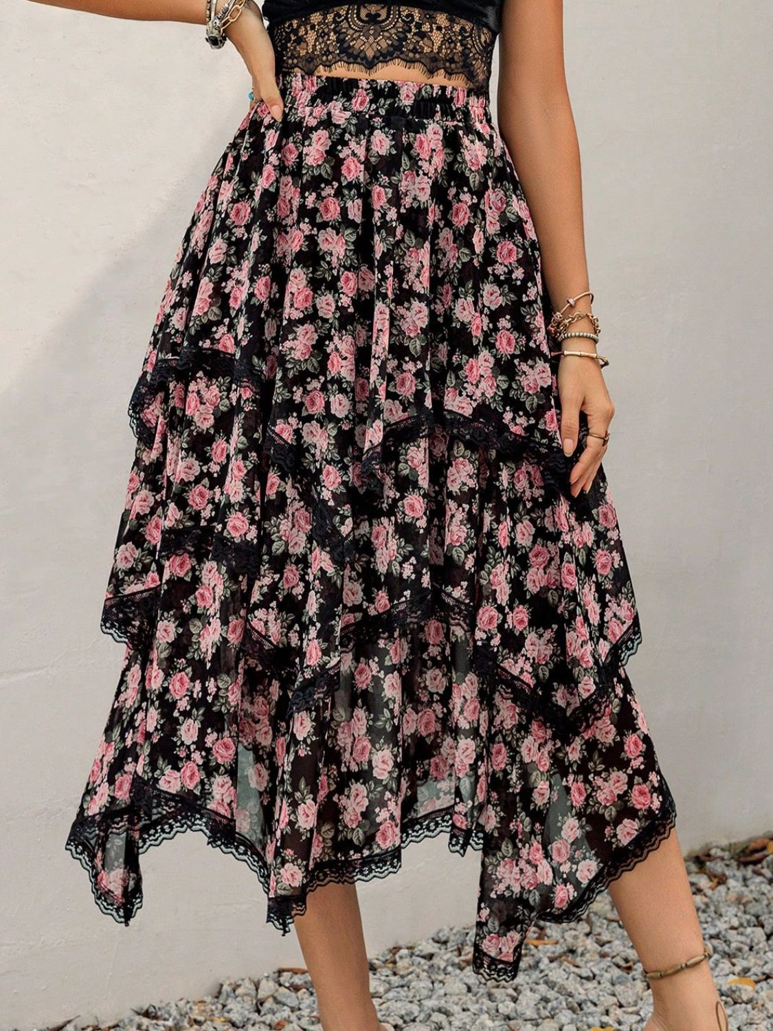 Falda estampada con capas y detalle de encaje