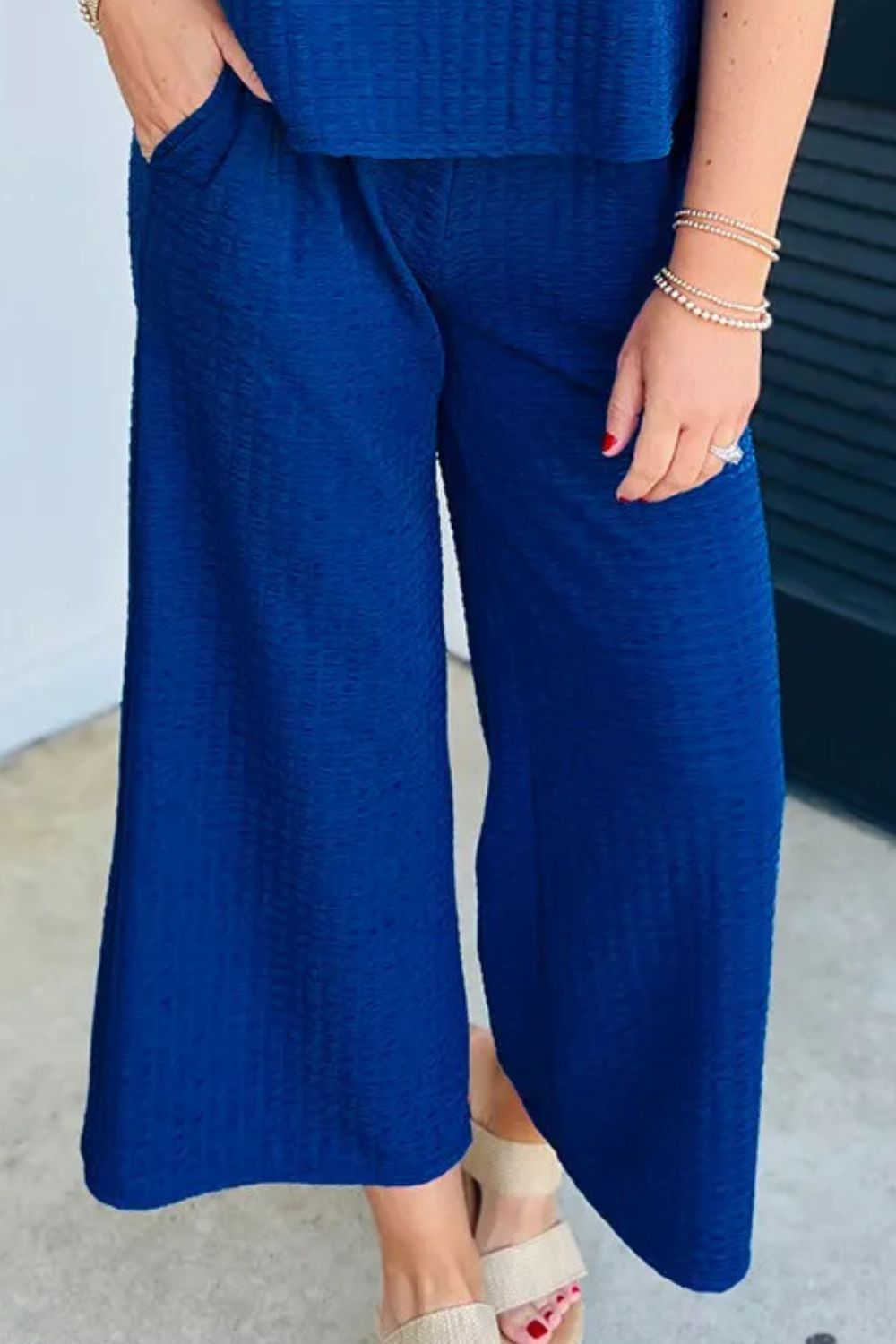 Conjunto de pantalón y top con mangas cortas y cuello redondo