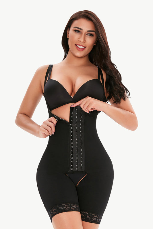 Body moldeador de talla grande con ribete de encaje y ganchos