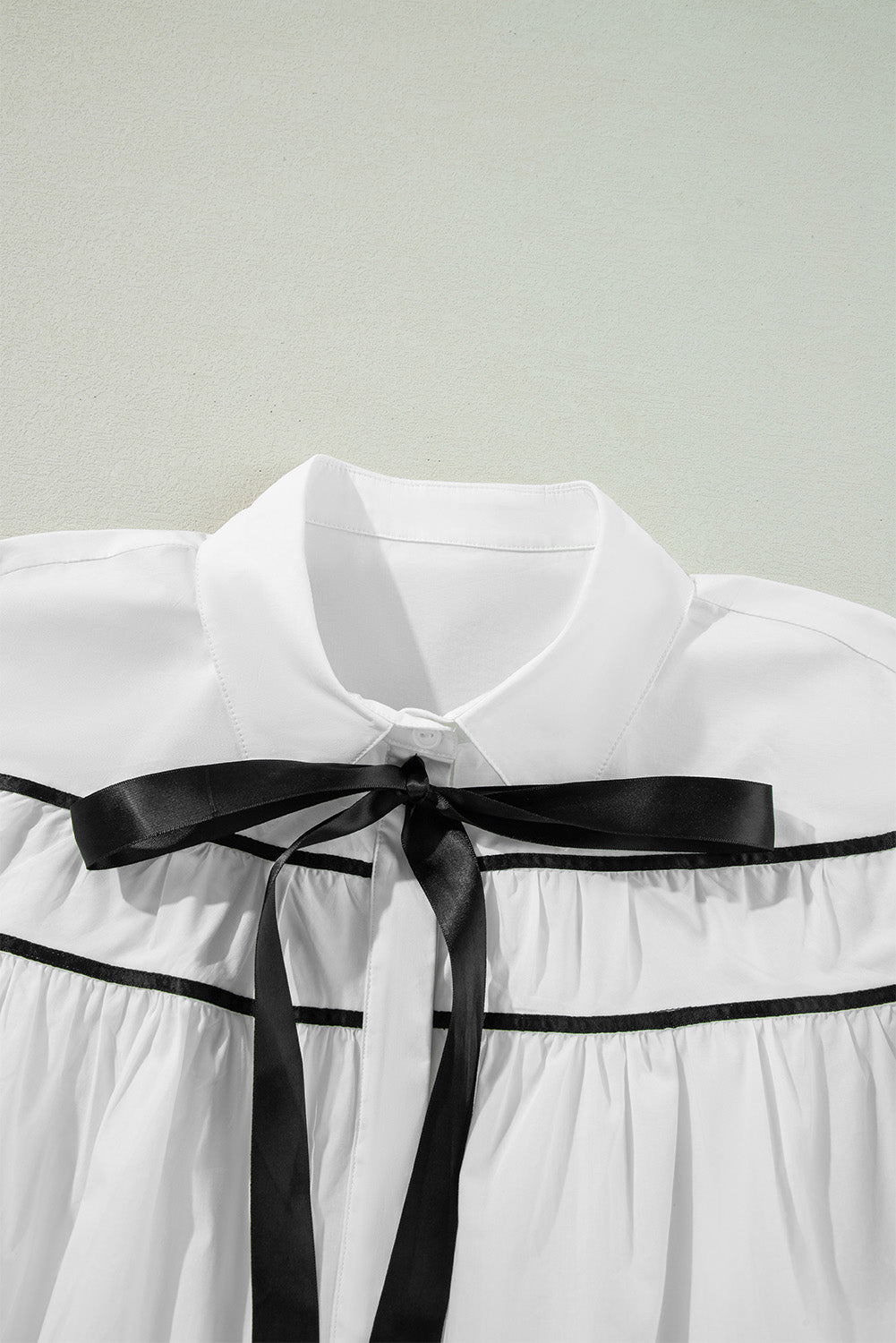 Camisa con cuello, mangas con volantes y lazo de cinta