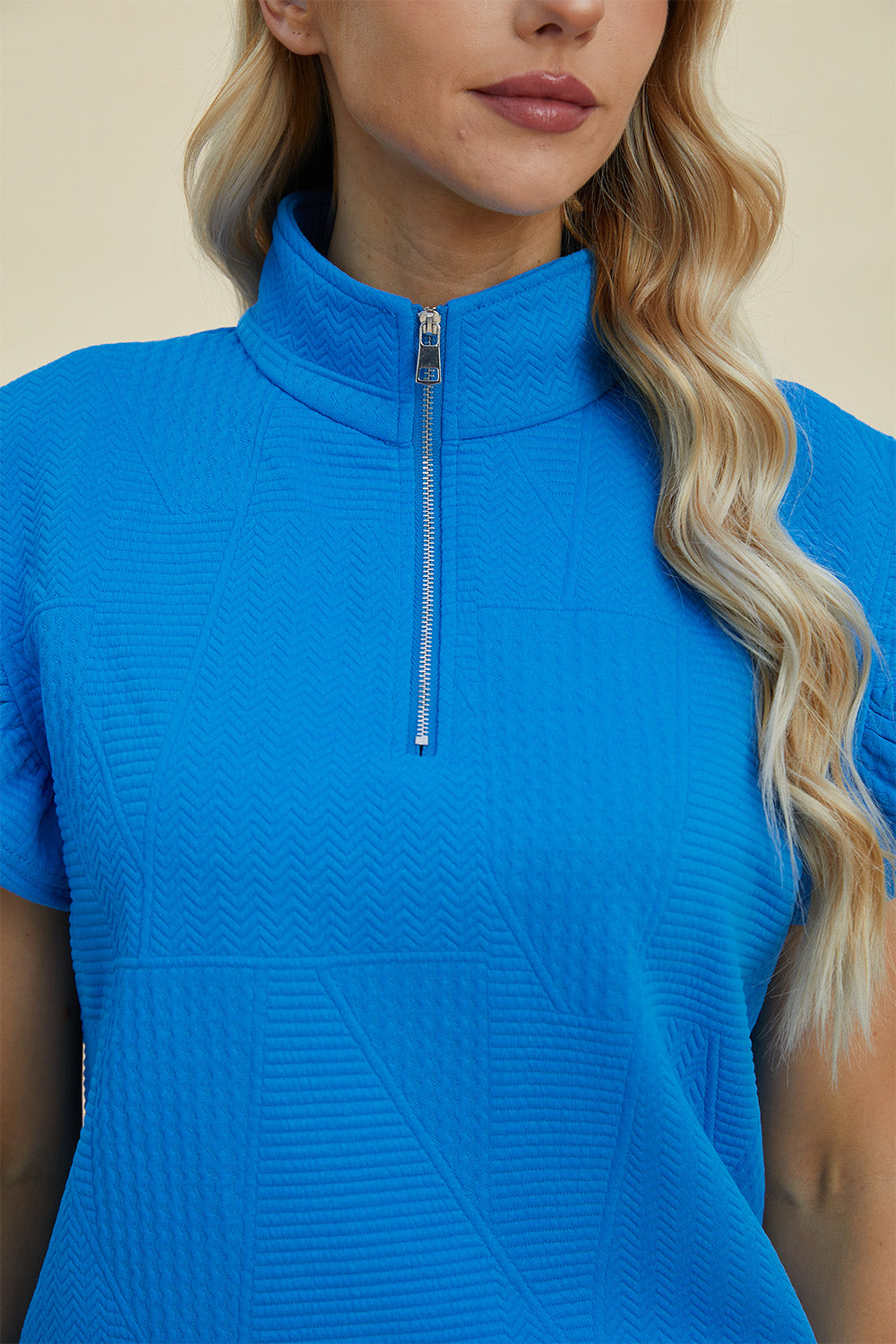 Conjunto de pantalón ancho y blusa de manga corta con volantes y textura de tamaño completo de Double Take