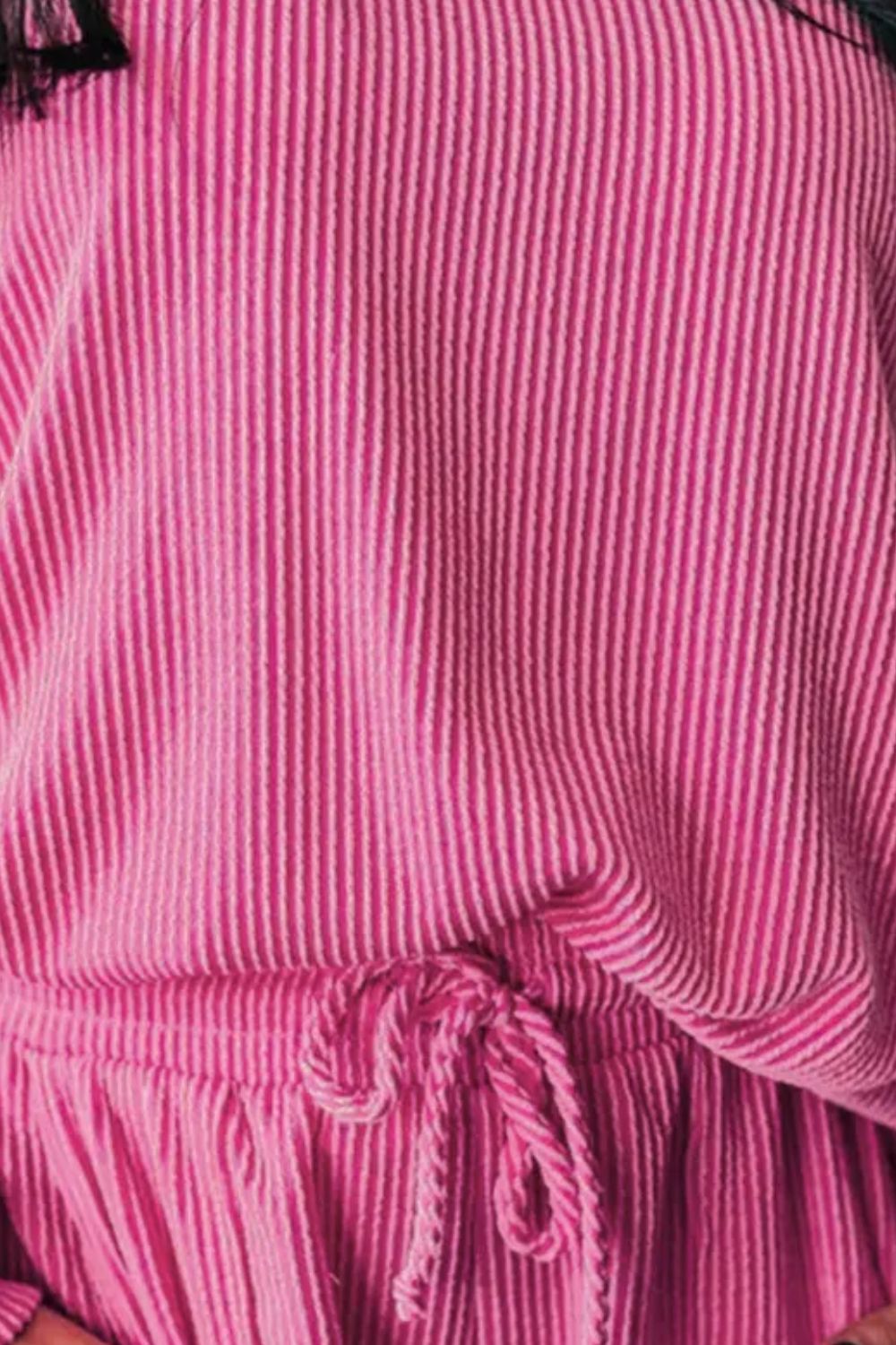 Conjunto de camiseta de manga larga con cuello redondo y pantalones cortos con cordón