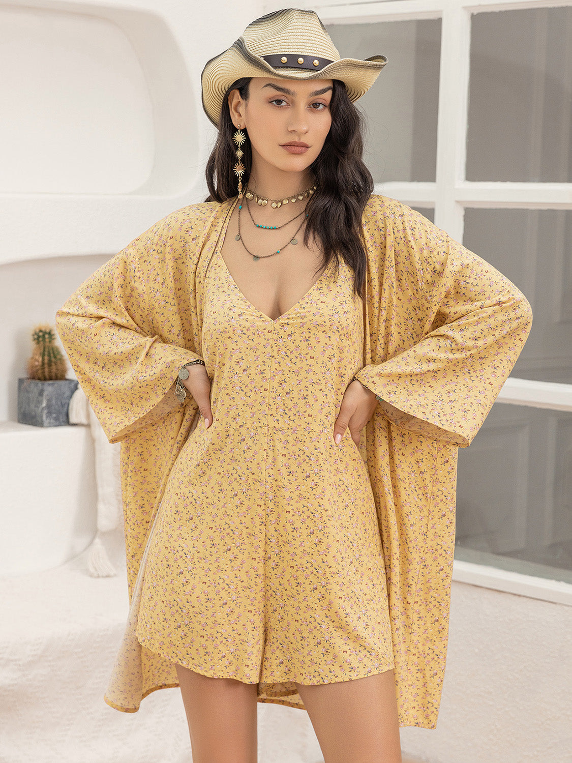 Conjunto de mono y bata con cuello halter estampado