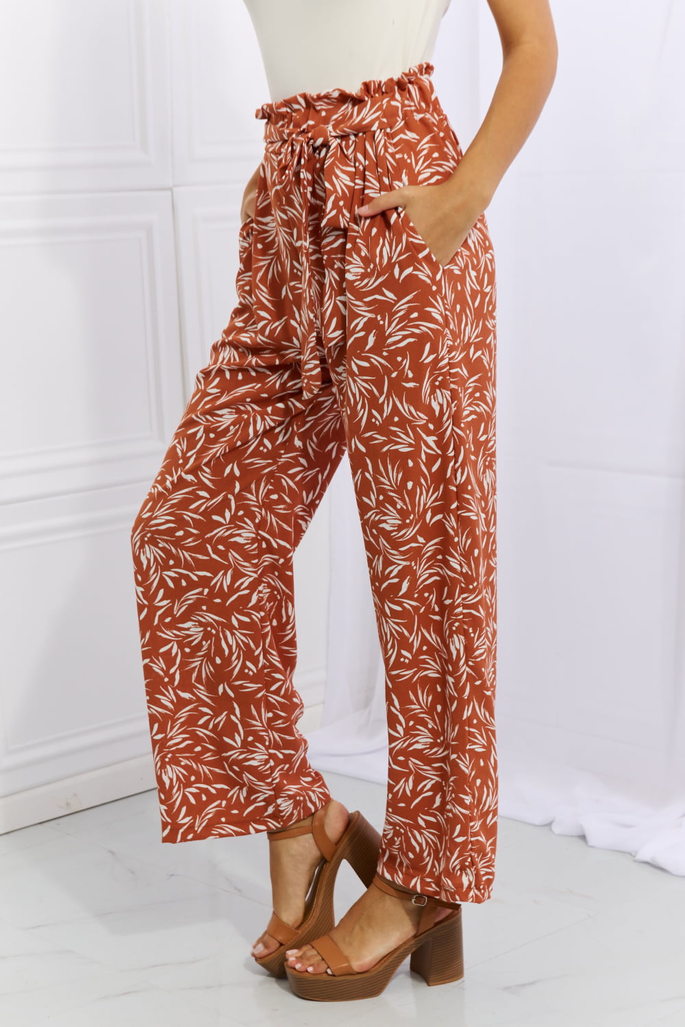 Pantalones con estampado geométrico de tamaño completo en ángulo recto de Heimish en rojo y naranja