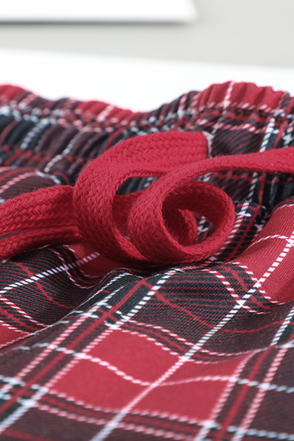 Conjunto de estar por casa con top de cuello redondo y pantalón a cuadros con cordón