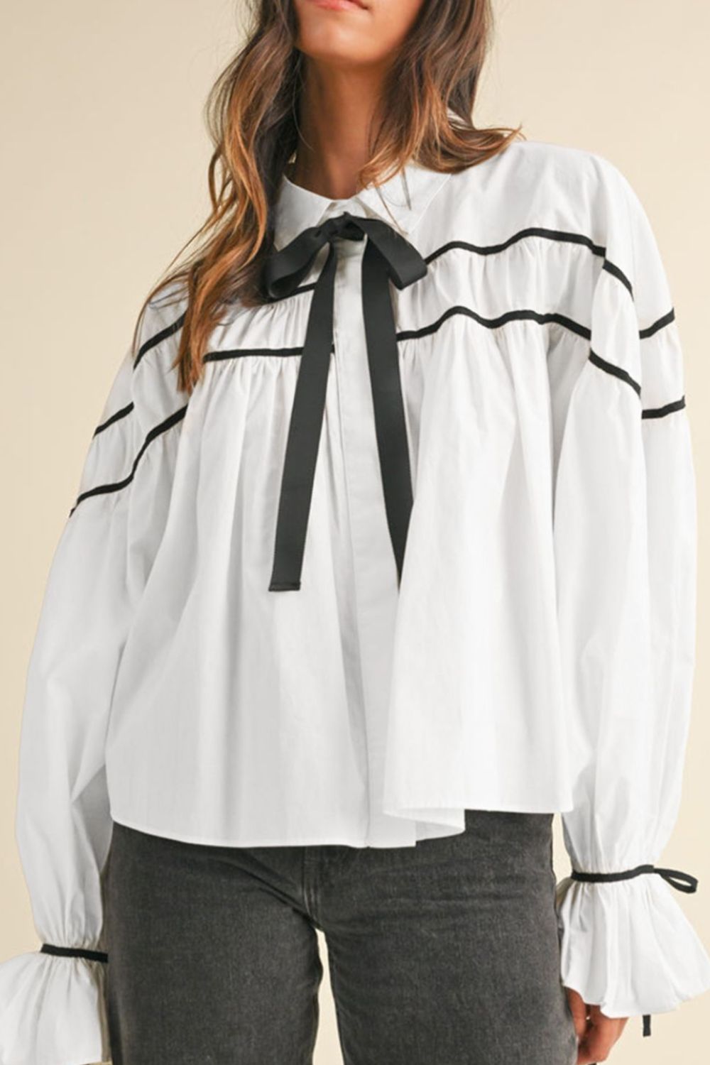 Camisa con cuello, mangas con volantes y lazo de cinta