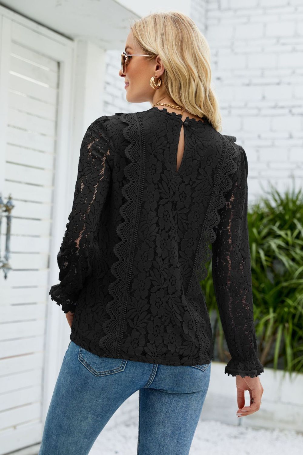 Blusa de encaje con mangas con volantes y escote en V