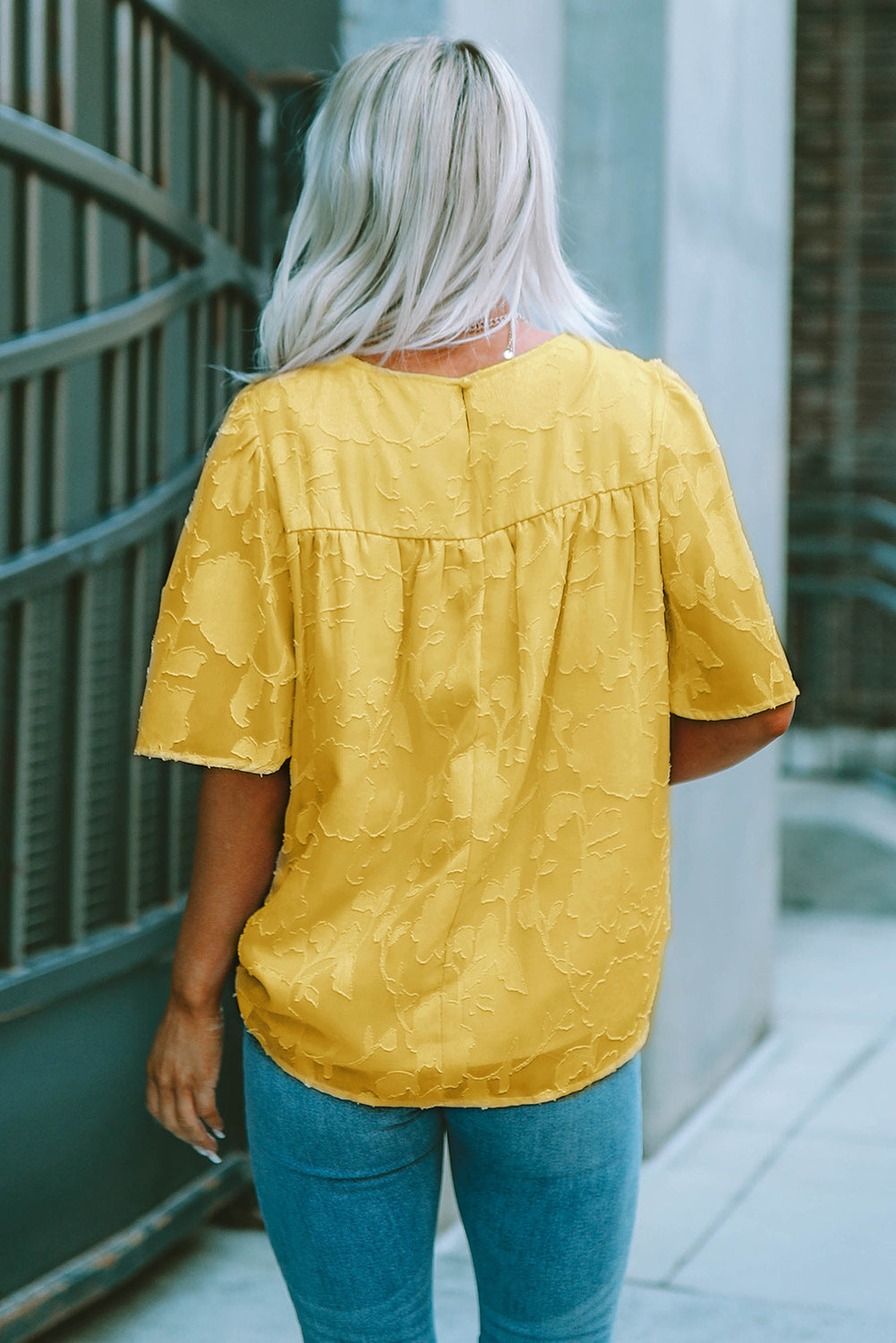 Blusa con cuello redondo y mangas abullonadas