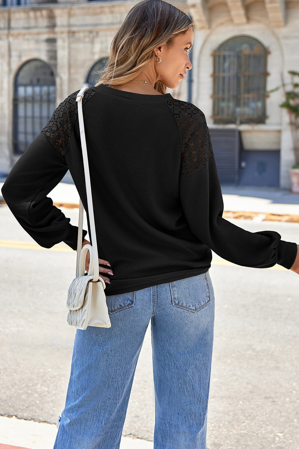 Blusa con cuello redondo, mangas farol y detalle de encaje