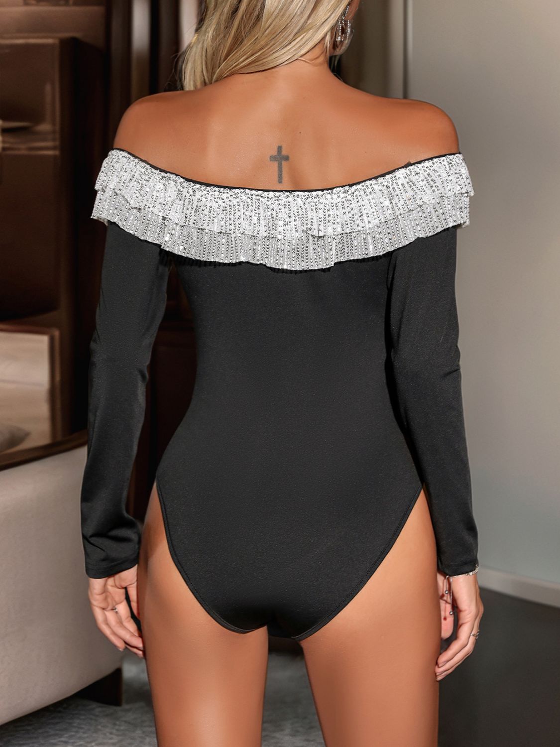 Body de manga larga con hombros descubiertos y volantes con lentejuelas Perfee