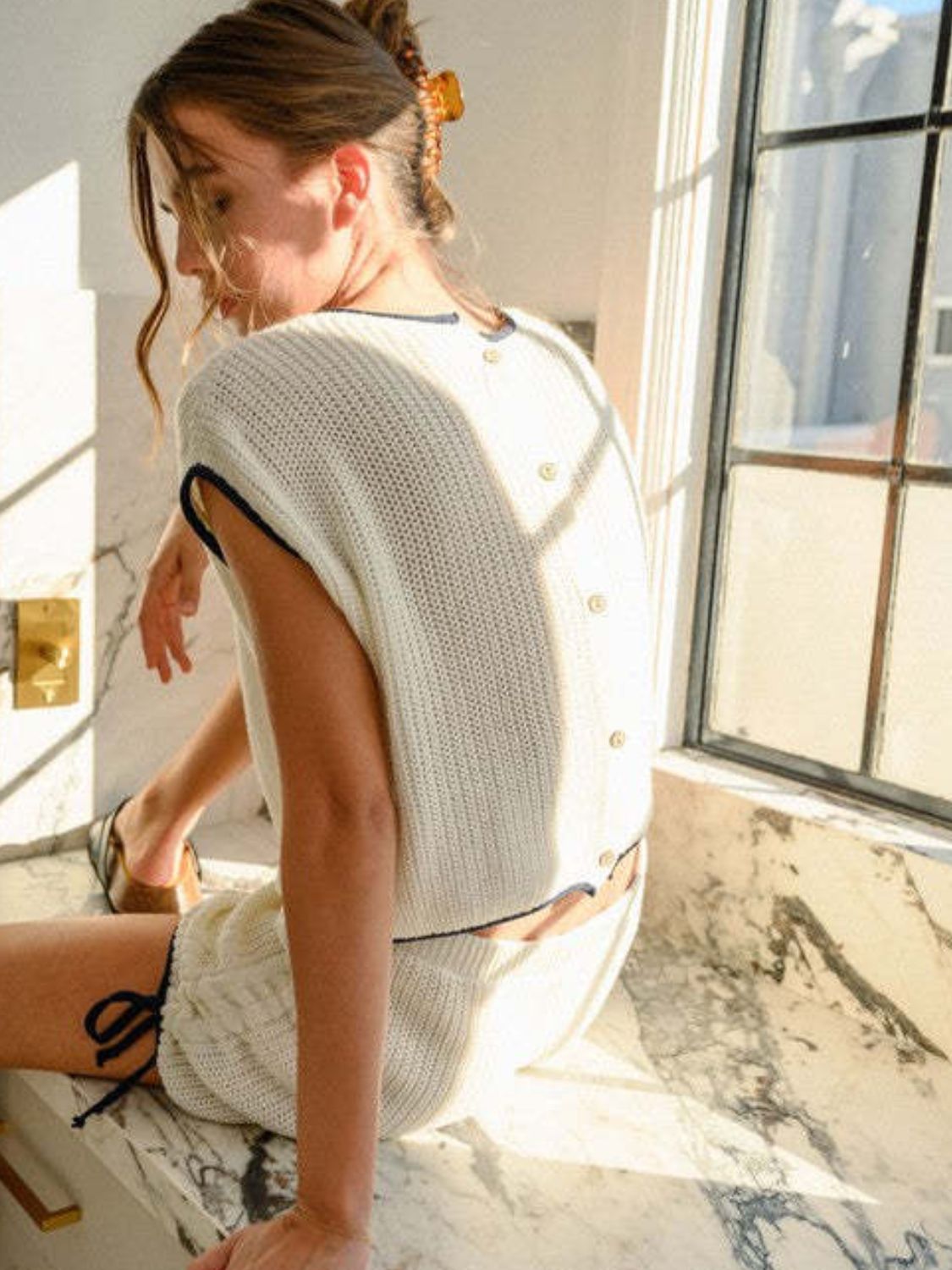 Conjunto de suéter y pantalones cortos con cuello redondo y ribete en contraste