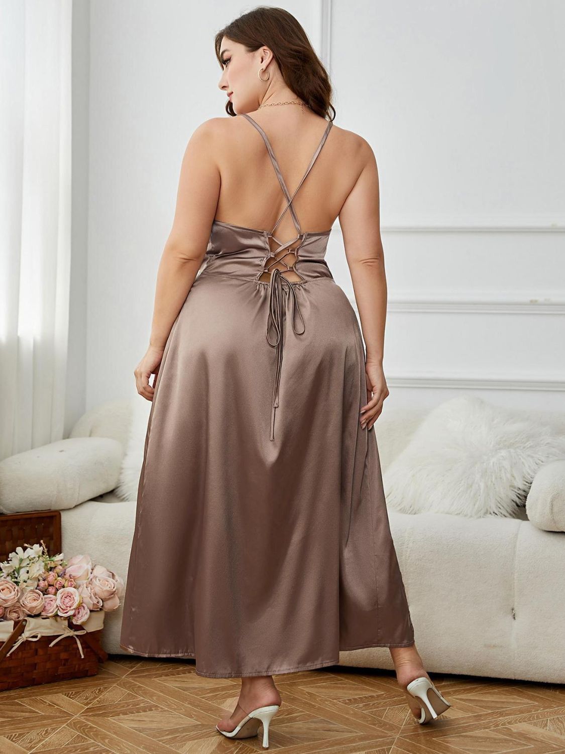 Vestido de noche con abertura y tirantes finos con cordones en talla grande