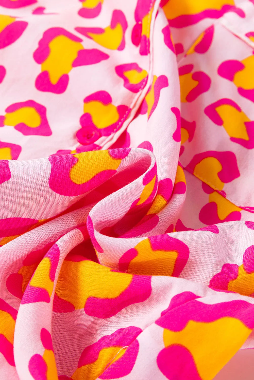 Conjunto de estar por casa con camiseta de manga larga y pantalones cortos con cuello de leopardo