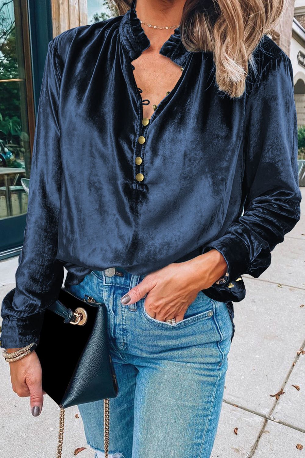 Blusa de manga larga con cuello alto, medio botón y volantes