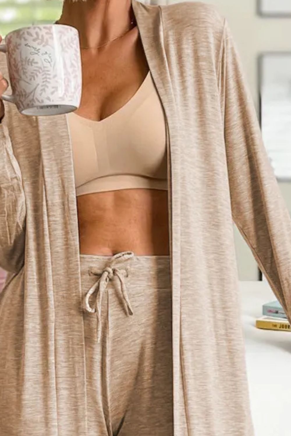 Conjunto de estar por casa con pantalón y cárdigan de manga larga con abertura delantera