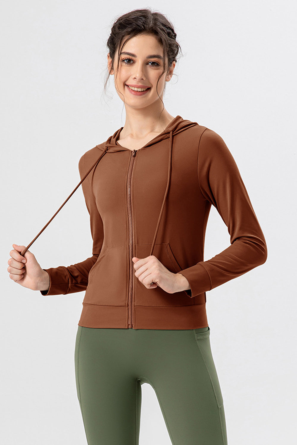 Prendas de abrigo activas con capucha, cremallera y cordón